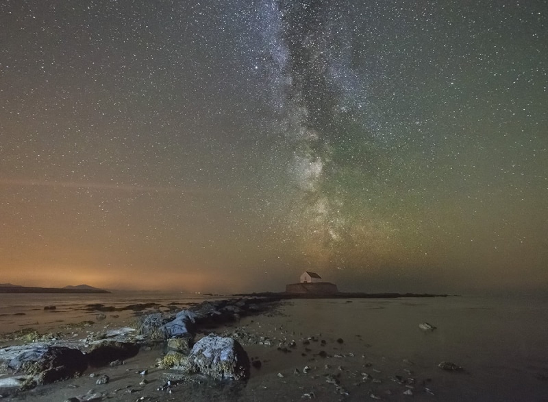 house, nebula, Wales, 480P, Causeway, night, church, st, sea, island, nightscape, star - Space, beach, Aberffraw, dark sky, house in the middle, coast