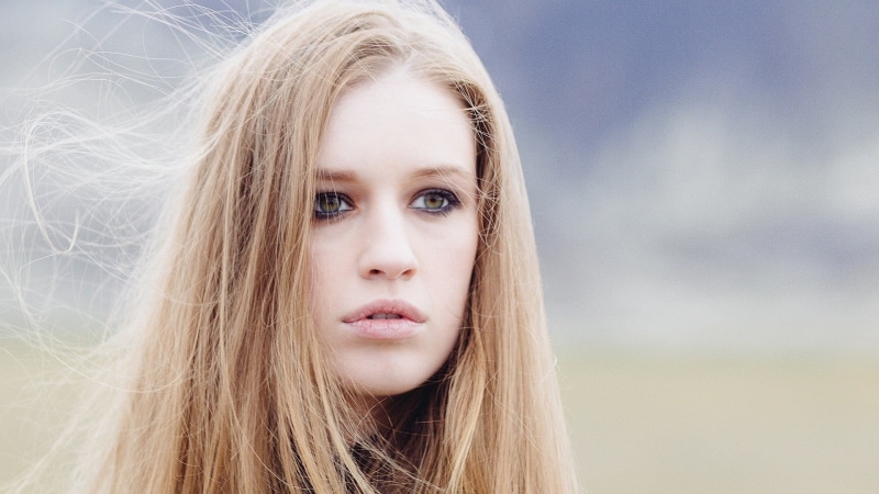 green eyes, one person, close-up, 1080P, face, women, adolescence, hairstyle, front view, open mouth, human face, portrait, child, wind, blond hair, looking at camera