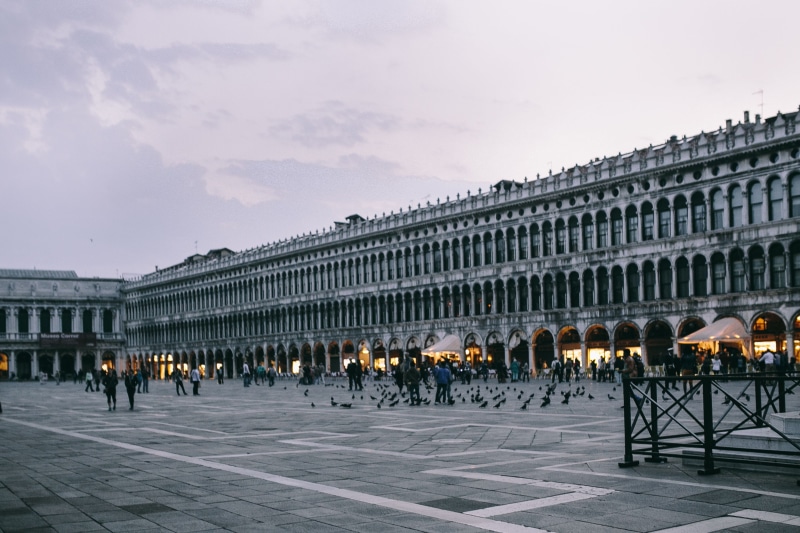2K, crowd, winter, Europe, group of people, buildings, outdoors, courtyard, veneto, architectural column, old town, travel destinations, italian, famous Place