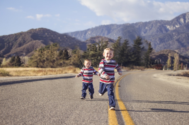 sibling, gray, white, mountain, little, striped, road, outdoors, together, blue, kid, family, sleeved, happiness, people, 5K, emotion, toddler, brothers