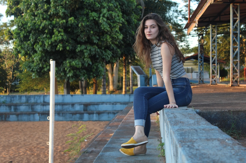 sitting, tree, real people, young adult, human, hairstyle, 5K, outdoors, day, looking at camera, surface, one person, nature, hair, young women, denim