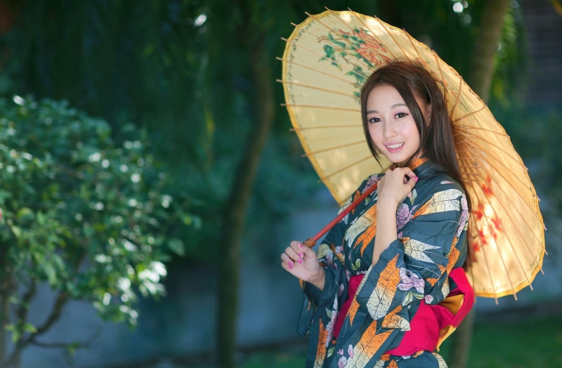lifestyles, young women, hairstyle, standing, smiling, portrait, leisure activity, paper, umbrella, nature, young adult, focus on foreground, Asian, women