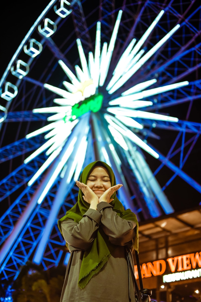thailand, nightlife, muslim, standing, architecture, front view, white, colorful, human, apparel, flower, petaled, enjoyment, 2K, lifestyles, crowd, theme park