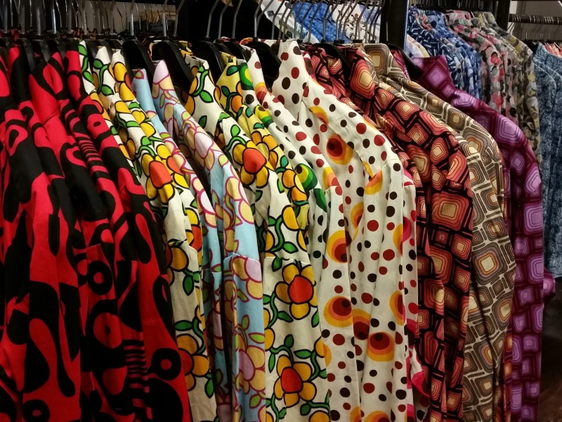 no people, shopping, clothes, 2K, in a row, retail display, small business, clothing, assorted, multi colored, kings work, consumerism, tops, retail, business