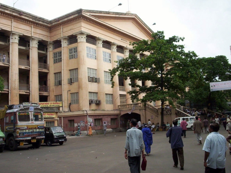 street, photos, built Structure, men, land vehicle, calcutta, urban Scene, city Life, day, Kolkata, medical college, building, motor vehicle, women, college