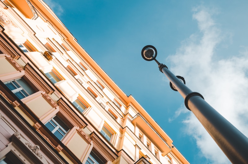 sky, cloud - sky, no people, up, ciudad, building exterior, blue, gray, cloud, lamppost, directly below, perspectiva, pole, apartment, day, metal, lighting equipment