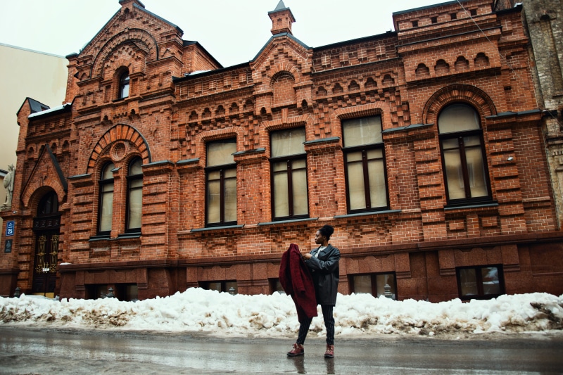 person, cold temperature, brown, snow, daytime, near, leisure activity, warm clothing, building, outdoors, lifestyles, real people, 5K, winter, windows