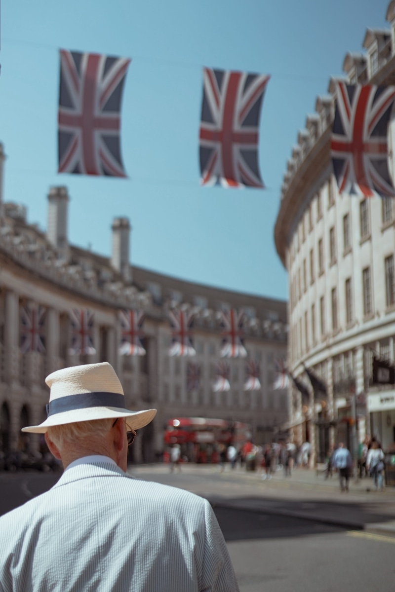 union jack, lens, clothing, lifestyles, near, kingdom, rear view, sun hat, towards, city, male, flag, street photography, shift, city life, photography