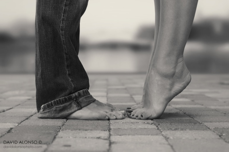 people, grayscale, com, BandW, floor, brick, human Leg, women, standing, 1080P, david, cc, two, Love, photography, alonso, Kiss, Blanco y Negro, Besos