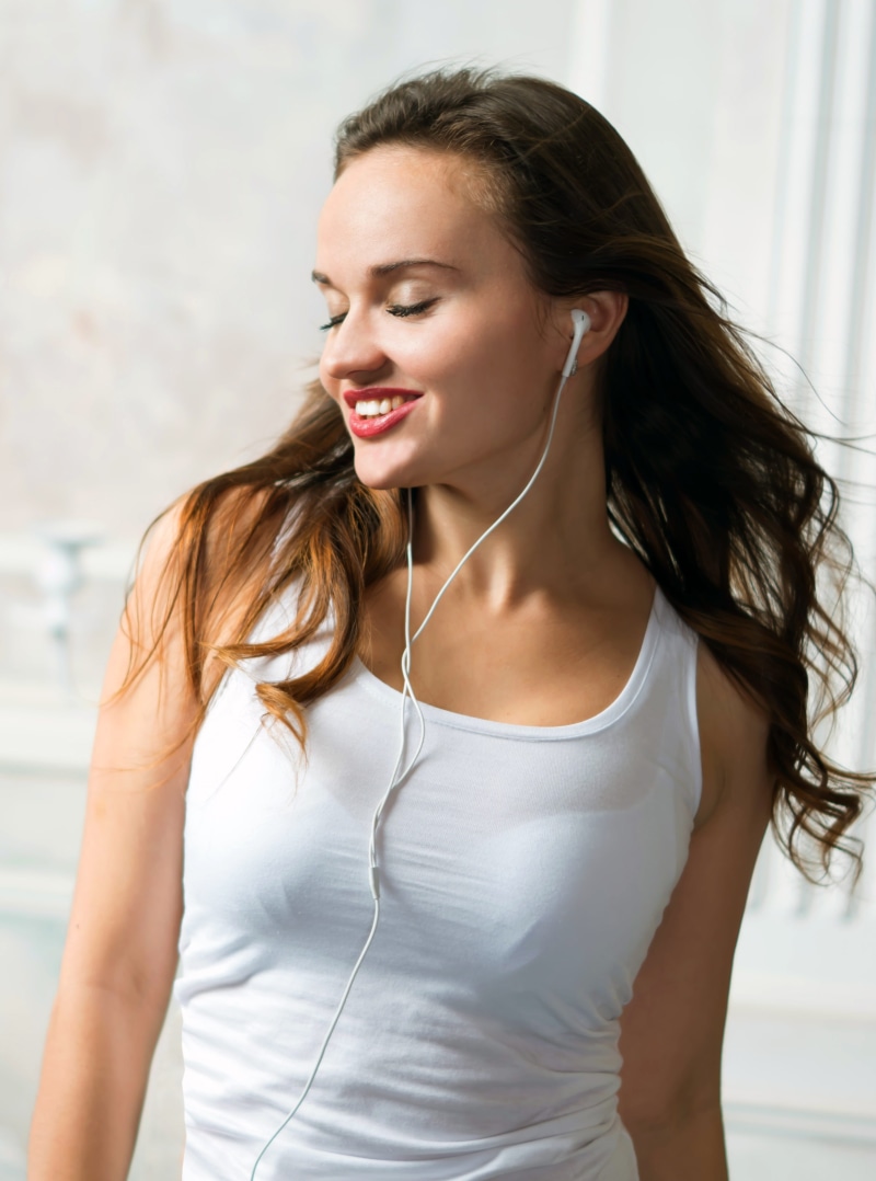woman, waist up, well, front view, young women, women, hair, happiness, tank top, listening, model, leisure activity, listening to music, inside, smiling