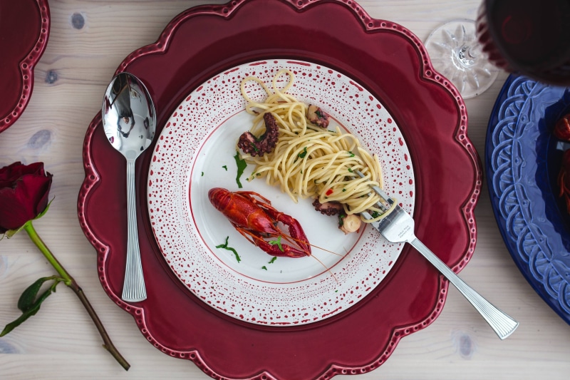 wellbeing, roses, crayfish, directly above, crockery, octopus, red wine, table knife, wine, Fancy, red, italian food, high angle view, decorated, indoors