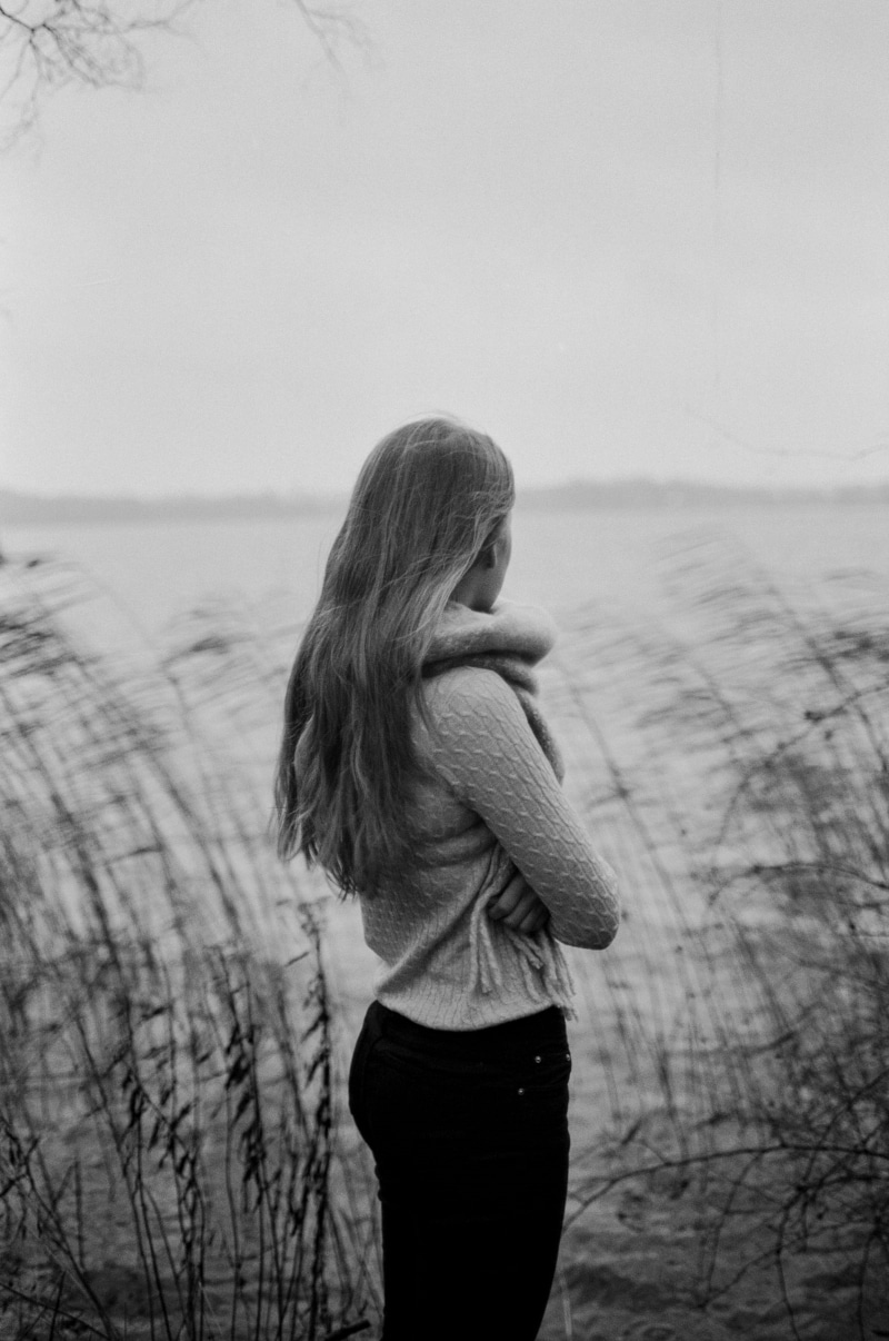 body, land, black and white, gray, day, scale, sleeved, grayscale, water, leisure activity, one person, girl, women, nature, real people, 2K, back, outdoors
