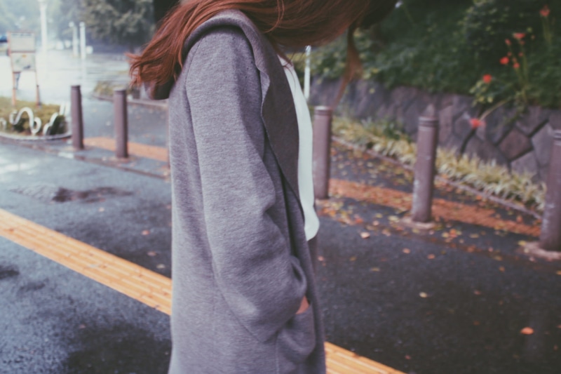 females, middle, hair, street, young Adult, adult, walking, haired, one woman only, women, outdoors, gray, standing, 1080P, casual clothing, city, people