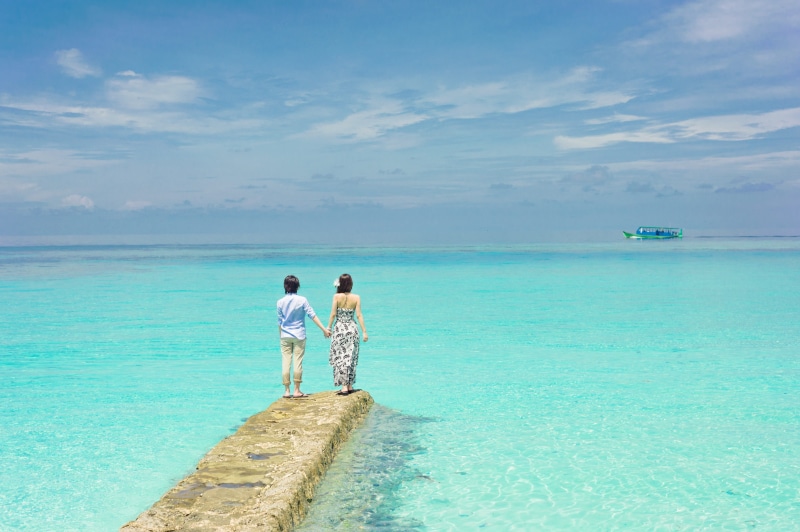idyllic, enjoy, sand, tranquil scene, resort, couple, 4K, sea, girl, tranquility, horizon, leisure, woman, beach, sunny, tourism, outdoor, sun, ocean