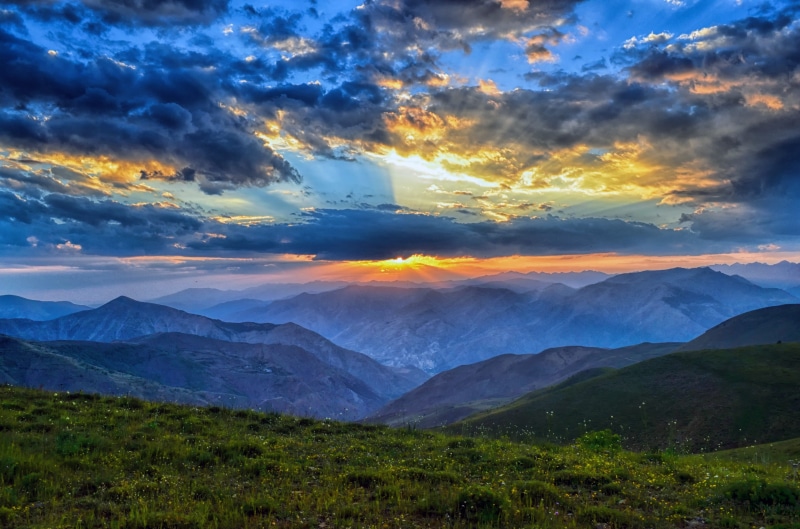 grass, dramatic sky, solar, white clouds, landscape, taylor, land, landscapes nature, unbelievable, behind the clouds, beauty in nature, in the evening