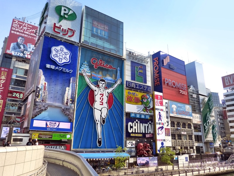 buildings, sky, text, day, city, advertisement, 4K, male likeness, sign, representation, built structure, non-western script, commercial sign, human representation