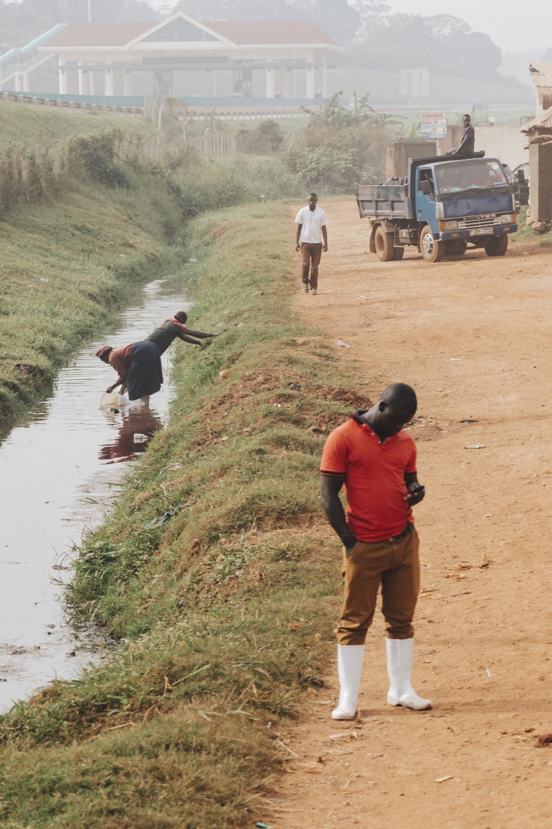 ground, shirt, nature, polo, kampala, human, field, mammal, lifestyles, full length, washing, 2K, adventure, farmer, man, grass, machine, cell, vehicle