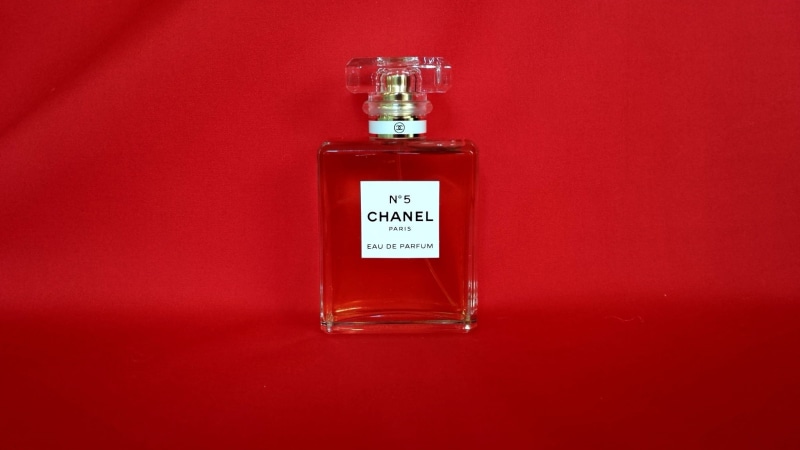 warning sign, western script, cologne, female, glamour, fashion, fragrance, indoors, text, scented, smell, single object, 1080P, N5, transparent, red