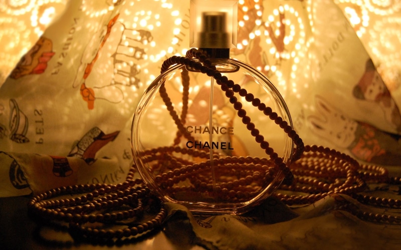 still life, text, luxury, ring, western script, necklace, wealth, brand, event, close-up, chance, bottle, focus on foreground, 1080P, indoors