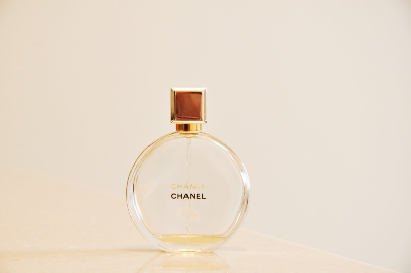 single object, perfume, cosmetics, aroma, odor, round bottle, table, white background, transparent, cut out, scented, indoors, copy space, perfume sprayer