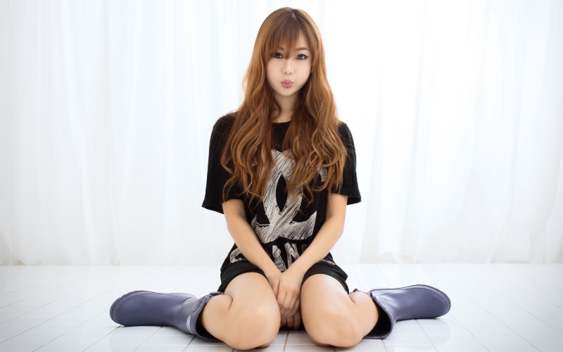 hairstyle, girl, 2K, pose, Asian, t, shirt, young adult, sitting, crew, leisure activity, lifestyles, real people, young women, chanel, women, full length