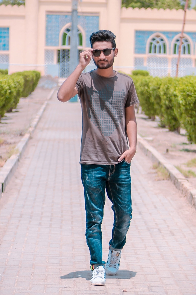 jeans, casual clothing, young adult, architecture, shirt, front view, focus on foreground, glasses, walk, fine-looking, fashion, street, standing, person