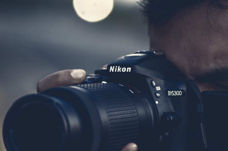 india, men, real people, camera - photographic equipment, digital camera, modern, photography themes, nightphotography, people, close-up, one person, camera