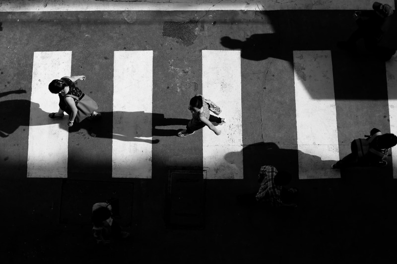 grayscale, crossing, road, men, monochrome, photo, transportation, from above, leisure activity, lifestyles, photography, people, day, sunlight, pedestrian