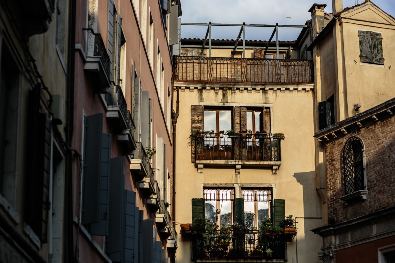 built Structure, house, sunlight, old houses, nature, architecture, veneto, balcony, tourist, old, old town, facade, window, Europe, town, Venice, low angle view
