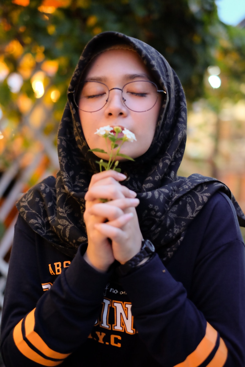 leisure activity, one person, outdoors, real people, beautiful, child, girl, nature, day, standing, portrait, teenager, casual clothing, photo, eyeglasses