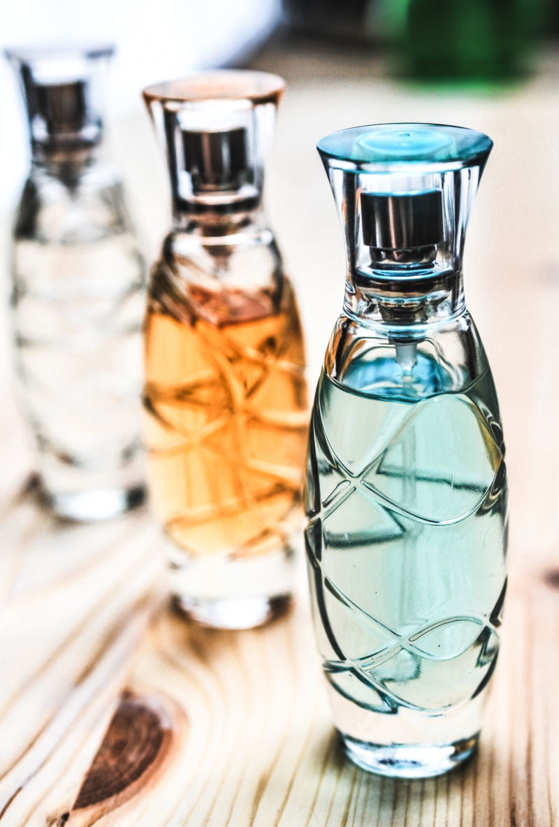 clear, food and drink, 5K, scent, fragrance, three, aromatic, fashion, fragrant, drink, close-up, still life, gift, refreshment, glass - material, wood - material