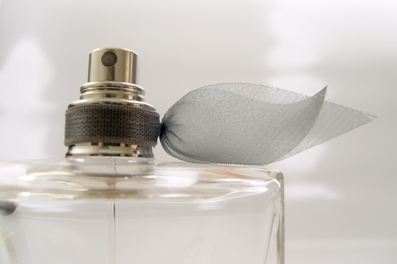 white background, Fragrance, steel, beauty, jar, sprinkler, no people, salt - seasoning, silver colored, close-up, spraying, container, 2K, indoors, body care