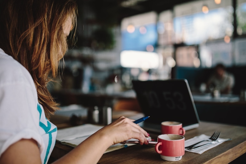 adults only, one Person, young Women, lifestyles, coffee - Drink, caucasian Ethnicity, young, workplace, working, mug, 4K, focus on foreground, young Adult