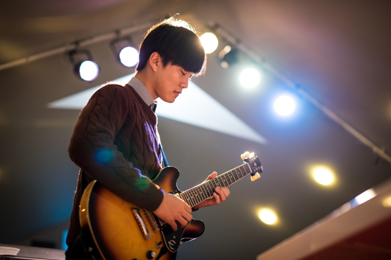 popular Music Concert, waist up, 5K, musical, males, Male, string Instrument, playing, Musician, skill, musical Band, sound, one man only, arts culture and entertainment