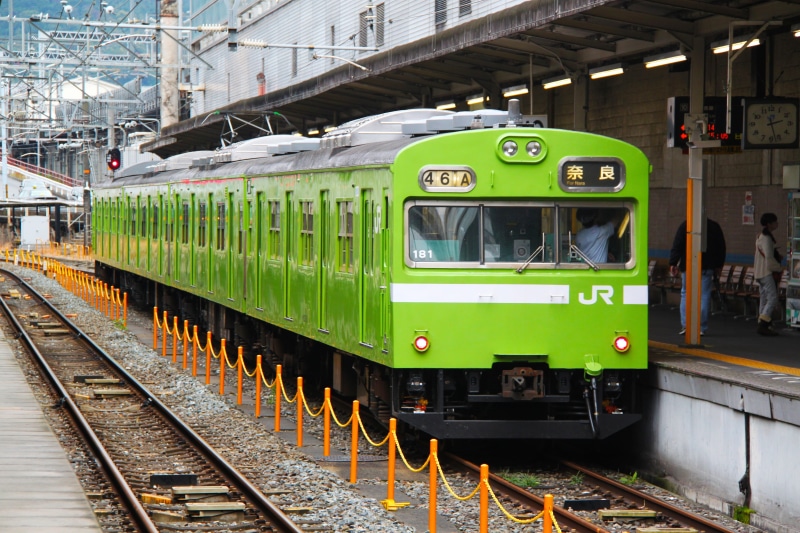 platform, passenger train, land vehicle, public transportation, transportation, green train, jr train, rail transportation, passenger, railroad station platform