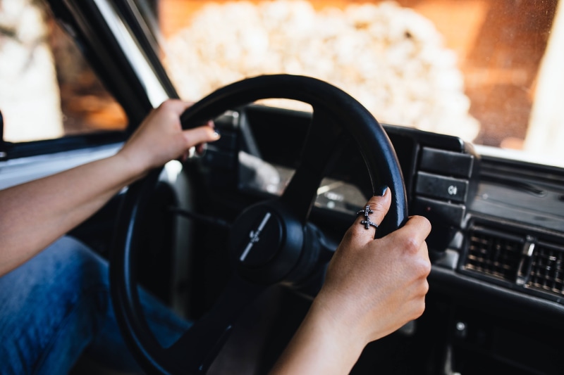 auto, mode of transportation, one man only, focus on foreground, indoors, dashboard, motor vehicle, travel, 4K, human body part, technology, car, connection