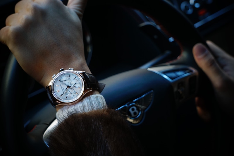 finger, wristwatch, analog clock, 5K, focus on foreground, human hand, human limb, tachometer, real people, human body part, accuracy, watch, transportation