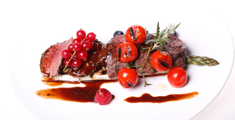 red currant sauce, meat, Medallions of pork, cherry tomatoes, asparagus, 5K, raspberries
