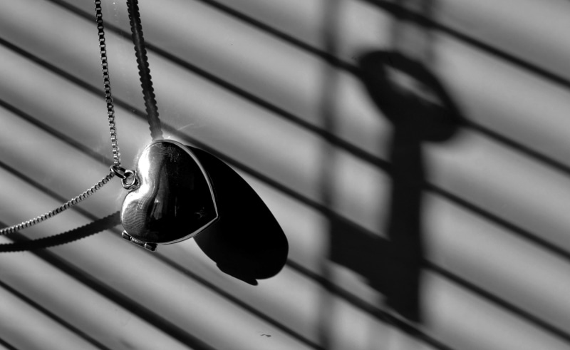 selective focus, day, Heart, hanging, personal accessory, nature, jewelry, indoors, sunlight, chain, 2K, metal, rope, locket, necklace, arts culture and entertainment