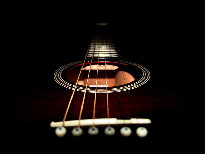 720P, still life, musical instrument, selective focus, musical equipment, dark, acoustic, studio shot, arts culture and entertainment, string, fretboard
