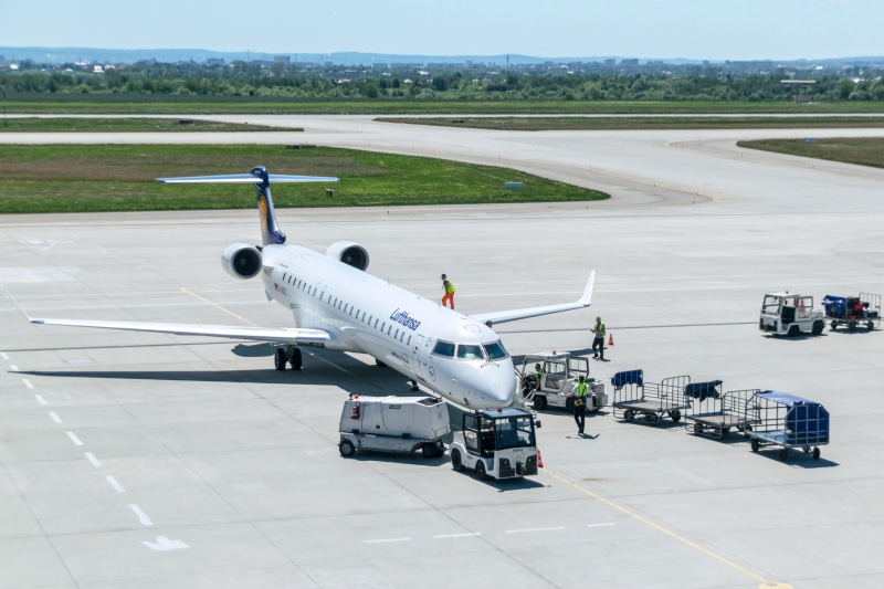 travel, aircraft, green, holidays, business, transport, waiting, day, airport, airplane, airline, grass, freight transportation, jet, arrival, leaving