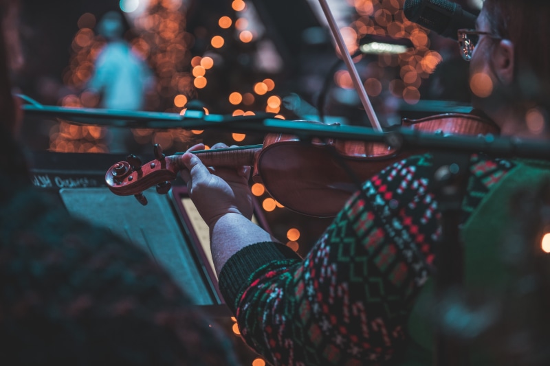 flugelhorn, night, human hand, trumpet, woman, men, violin, horn, grand theft auto, musician, brass section, photography, focus, 8K, handrail, holding