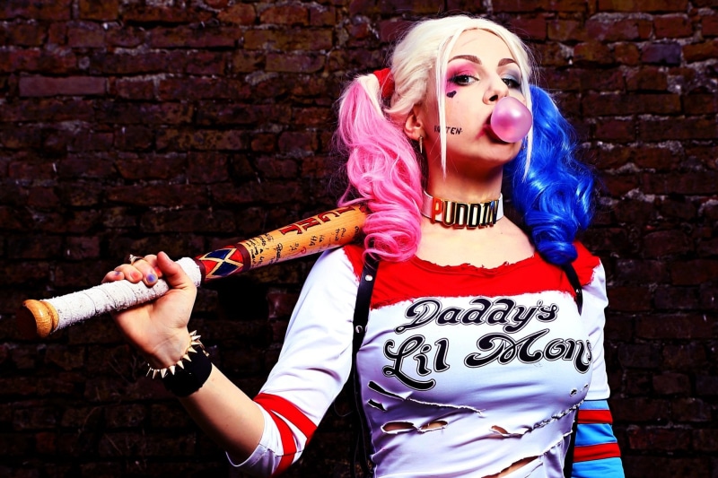 Cosplay, front view, wall - building feature, one person, 1080P, hair, beautiful woman, Harley Quinn, young women, music, brick, Suicide Squad, dyed hair