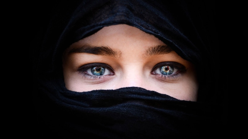 black background, headshot, Arabic, covering, human eye, 1080P, black color, eye, human body part, close-up, beautiful woman, hiding, indoors, women, peeking