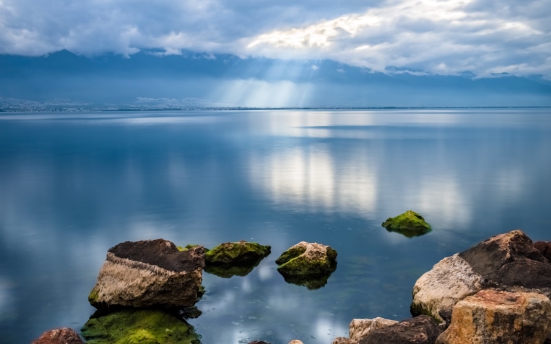 rock - object, outdoors, water, tranquility, lake, cloud - sky, sea, nature, tranquil scene, skyline, day, idyllic, reflection, yunnan, 4K, sky, non-urban scene