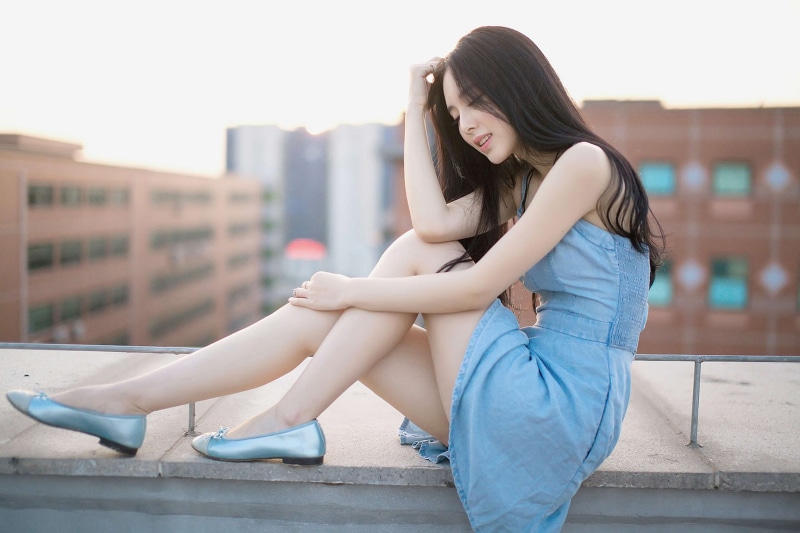 asia, sitting, adolescence, young women, beautiful girl, emotion, hair, 2K, adult, full length, smiling, hairstyle, one person, teenager, city, body part