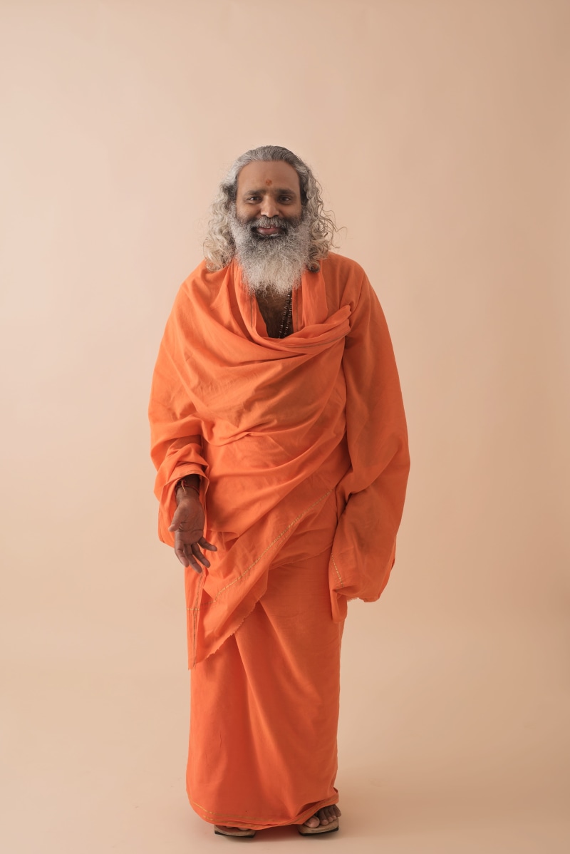 one person, smiling, trust, gurukulam, vidya, acharya, studio shot, adult, traditional clothing, teacher, guruji, pujya, vahini, front view, ama, facial hair