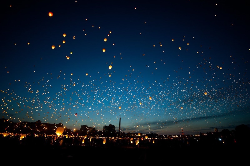 480P, sky lanterns floating night glowing