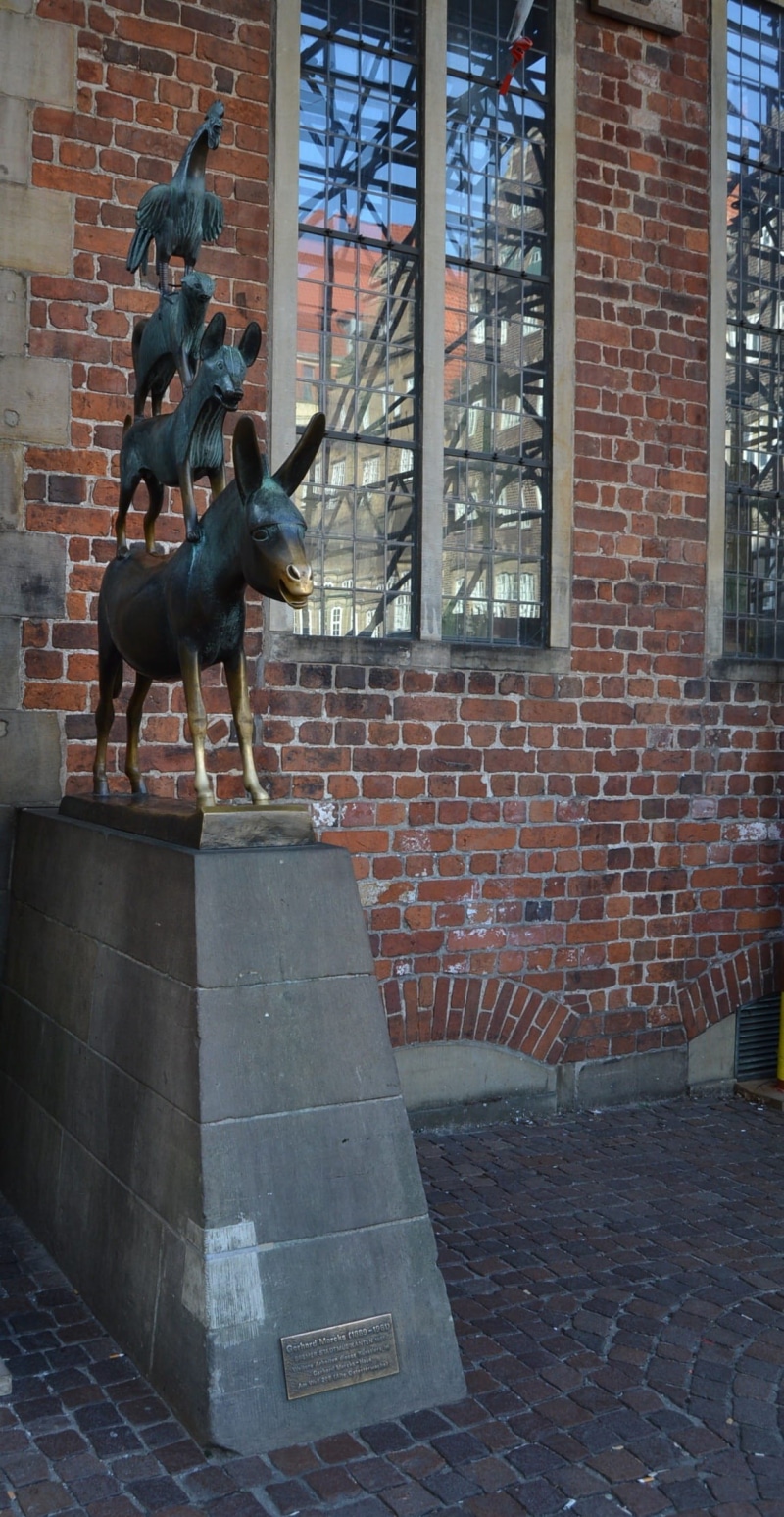 gerhard marcks, built structure, donkey, architecture, landmark bremer, brick, brick wall, building exterior, statue, canine, bronze, Bremen, mammal, day