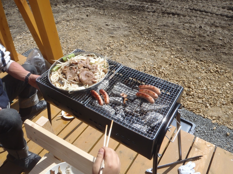 outdoors, real people, eat, barbecue, 4K, freshness, sausage, hearthstone, genghis khan, grilled, preparing food, men, food, meat, day, people, preparation